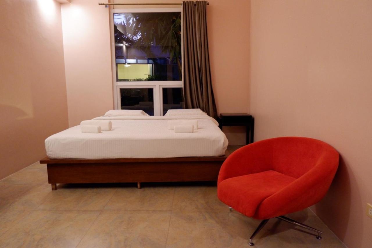 The Park - Silang Hotel Buitenkant foto