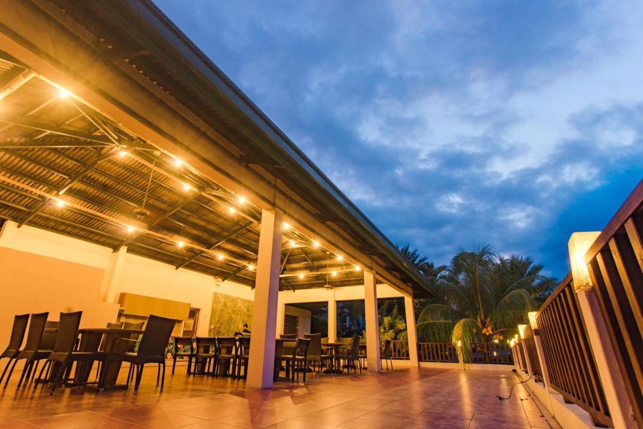 The Park - Silang Hotel Buitenkant foto