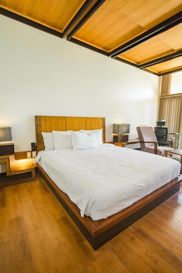 The Park - Silang Hotel Buitenkant foto